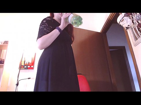 ❤️ Pokorna sužnja, ki obožuje umazane in sočne spodnjice, je po ogledu tega videa prisiljena masturbirati! Pravi pornič pri nas ️❤